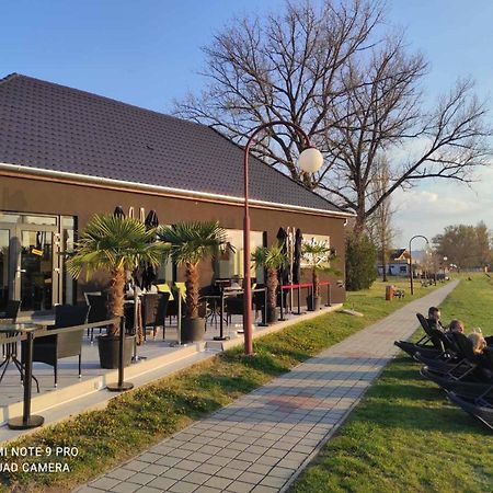 Waterfront Lodge Dunapataj Exterior foto