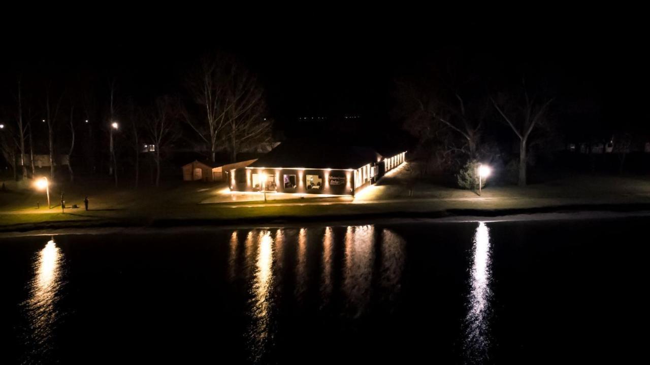 Waterfront Lodge Dunapataj Exterior foto